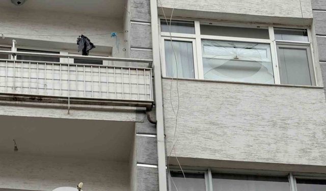 Fırtınada kırılan cam 6'ncı kattan vatandaşın üzerine düştü