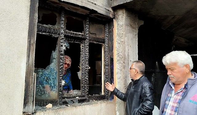 Garajda alevlere teslim olan 2 araç ve motosiklet kullanılmaz hale geldi