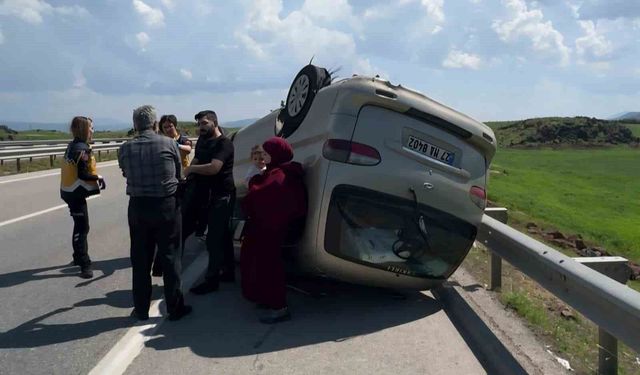 Gaziantep'te lastiği patlayan minibüs takla attı