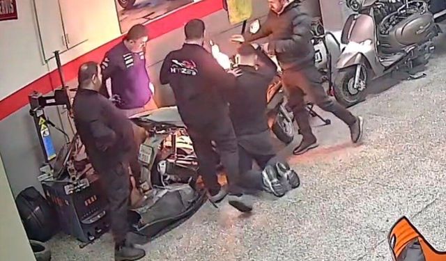Gaziosmanpaşa'da tamir edilmeye çalışılan motosiklette yangın çıktı, o anlar kamerada