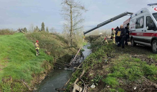 Gece dereye yuvarlanan otomobil sabah fark edildi