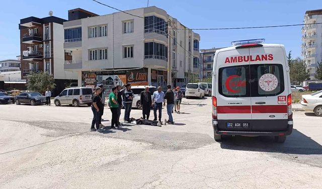 Hafif ticari araçla çarpışan motosiklet sürücüsü yaralandı