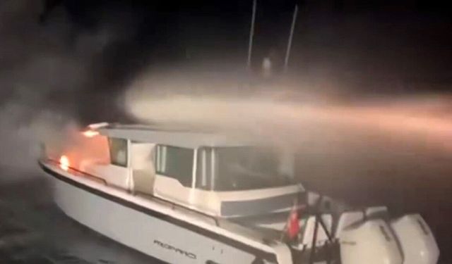 Haydarpaşa açıklarında yanan tekne alevlere teslim oldu