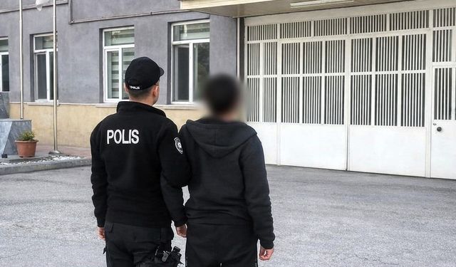 Hırsızlık suçundan aranan şahsı polis yakaladı