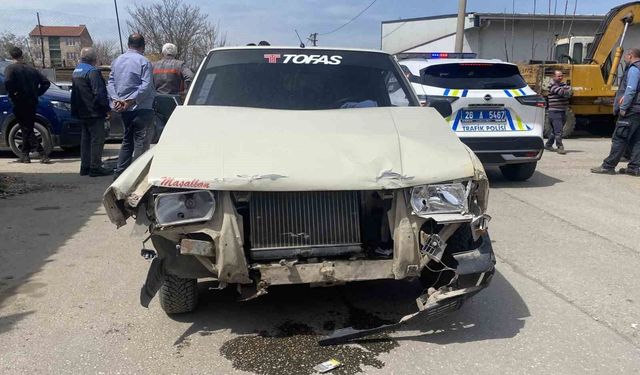 İki araç çarpıştı, 4 araç hasar aldı