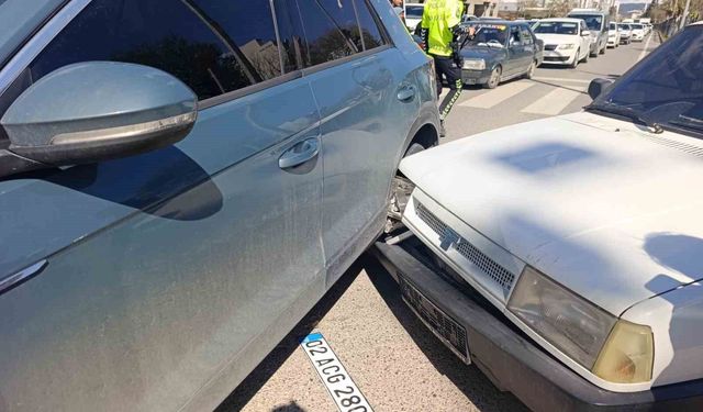 İki otomobille çarpışan motosiklet sürücüsü yaralandı