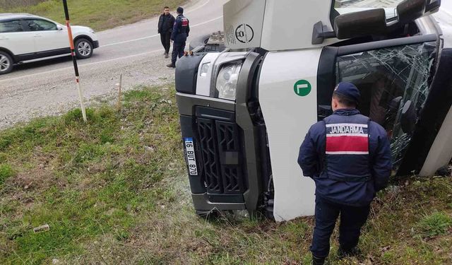 İnegöl'de su yüklü tır yamaca devrildi: 1 yaralı