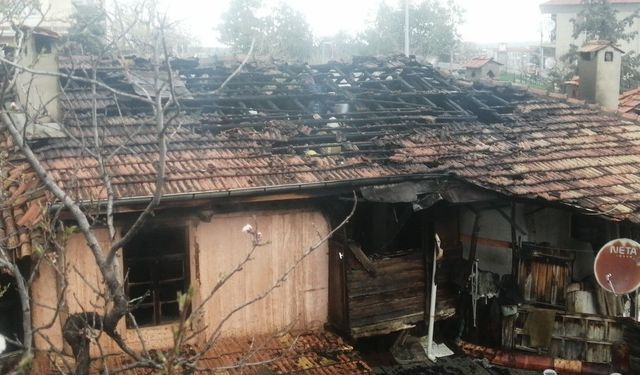 İki katlı ev alevlere teslim oldu