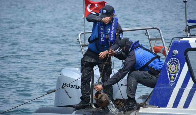 İzmir'de deniz ekosistemini tehdit eden kaçak ahtapot tuzakları imha edildi