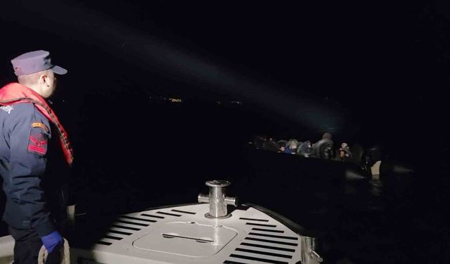 İzmir'de hareketli lastik bottaki 33 düzensiz göçmen yakalandı