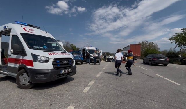 İzmir'de otomobil ile hafif ticari araç çarpıştı: 4'ü çocuk 7 yaralı