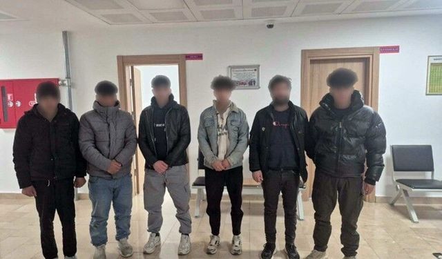 Kaçak göçmenler otomobil bagajında yakalandı