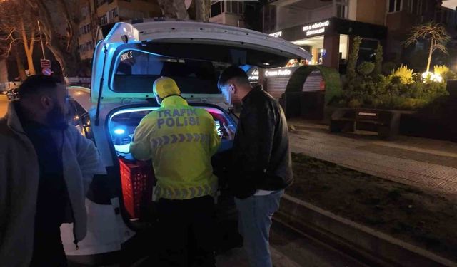Kadıköy'de alkollü sürücü ekiplere zorluk çıkardı