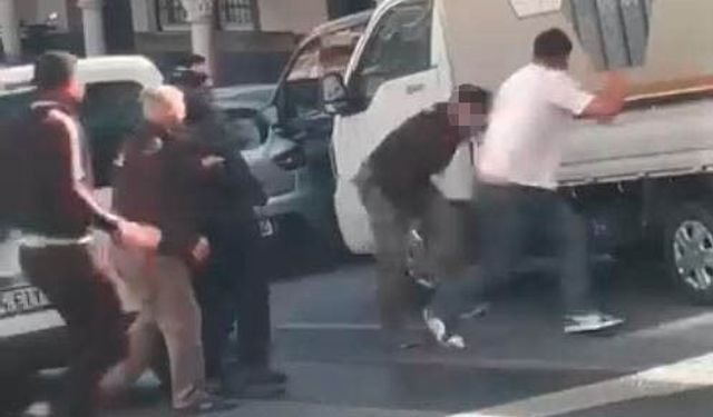 Kağıthane'de yol verme tartışması bıçaklı kavgaya dönüştü: O anlar kamerada
