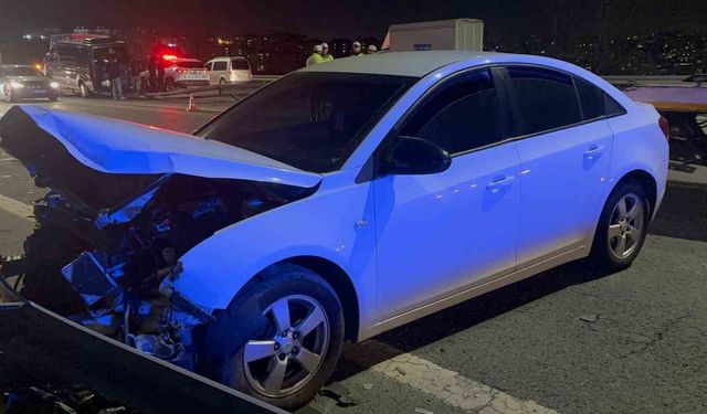 Kağıthane'de zincirleme kaza: Kopan bariyer minibüse böyle çarptı