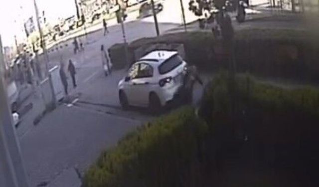 Kaldırımda yürüyen yayanın otomobilin altında kaldığı anın görüntüsü ortaya çıktı