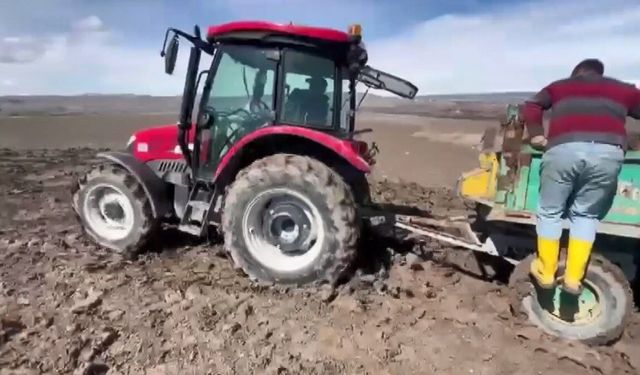 Kars'ta çamura saplanan traktörler güçlükle kurtarıldı