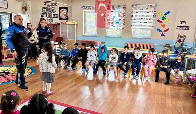 Kars'ta polis öğrencilerle buluştu