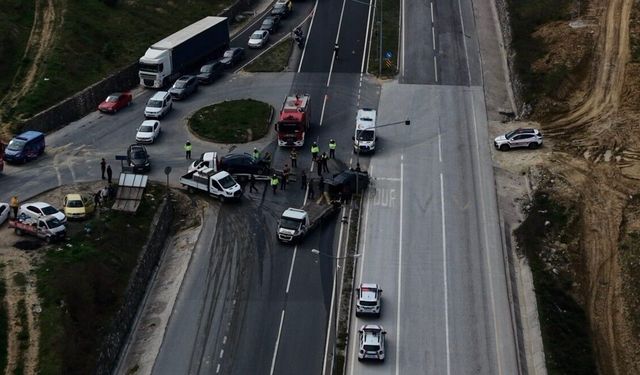Kavşakta feci kaza: Araçlarda sıkışan sürücüleri itfaiye kurtardı