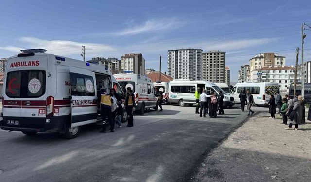 Kayseri'de iki servis aracının çarpıştığı kaza anı güvenlik kamerasında