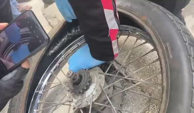 Kendi rızasıyla evindeki esrarı polise teslim etti, uyuşturucuyu motosiklet lastiğine gizlediği ortaya çıktı
