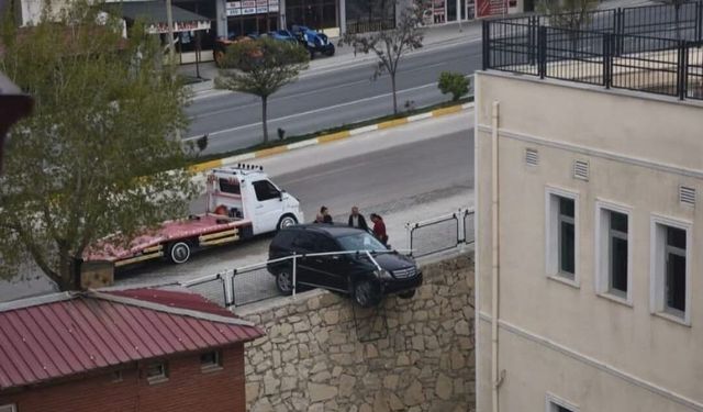 Kontrolden çıkan araç istinat duvarında asılı kaldı