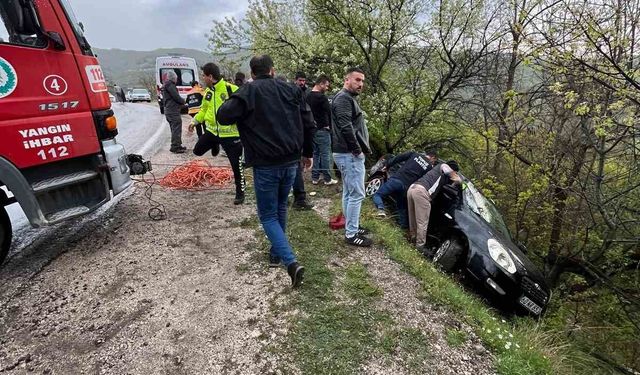 Kontrolden çıkan otomobil şarampole savruldu: 2 yaralı
