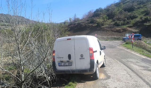 Köprü demirleri araca saplandı: 1 yaralı