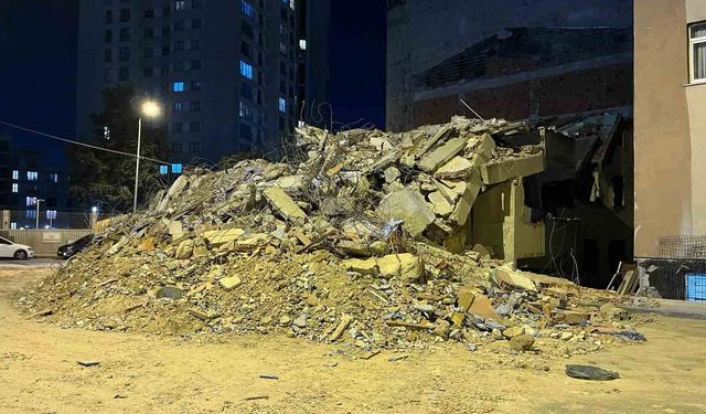 Küçükçekmece'de kentsel dönüşümdeki bina tek darbeyle yıkıldı