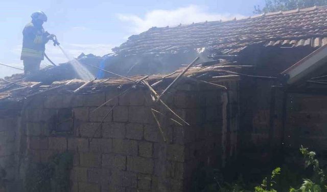 Kumlu'da müstakil ev yangını