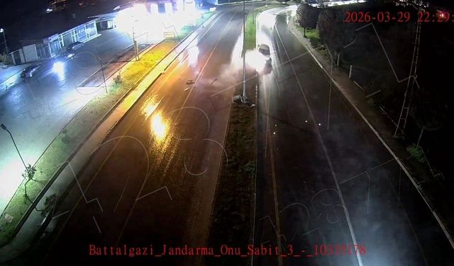 Malatya'da kontrolden çıkan araç refüje çarptı