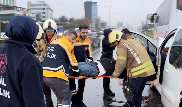 Maltepe'de hafif ticari araç, servis minibüsüne arkadan çarptı: 1 yaralı