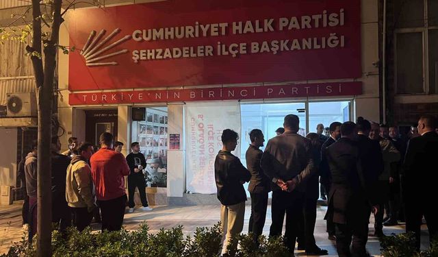 Manisa'da iş vaadi öfkesiyle CHP binasının camlarını kırdı