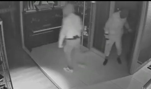 Maskeli beşler girdikleri işletmelerde çelik kasaları böyle patlattı...