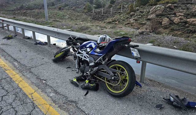 Motosiklet bariyere çarptı: 1 yaralı