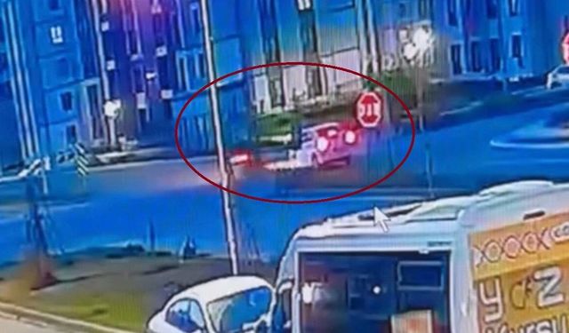 Motosiklet sürücüsünün otomobile çarpmasının etkisiyle fırladığı anlar kamerada