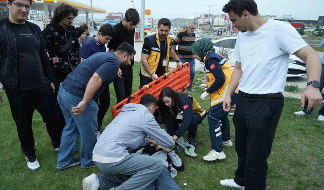 Motosiklete çarpan hafif ticari araç takla attı: Yaralı sürücünün yardımına vatandaşlar koştu