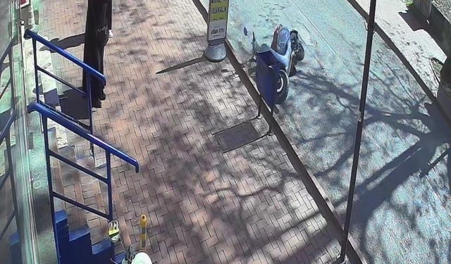 Motosikletli yayadan kaçarken kaza yaptı