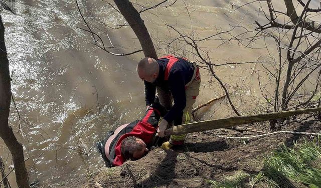 Nehre düşen kişiyi kurtarmak için zamanla yarış: Can pazarı yaşandı