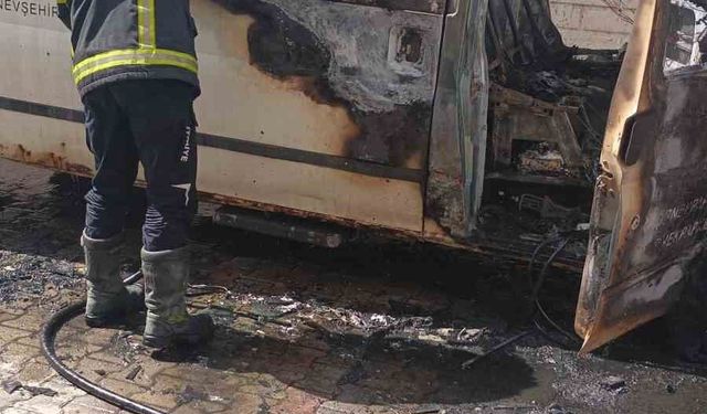 Nevşehir'de park halindeki minibüs alev alev yandı