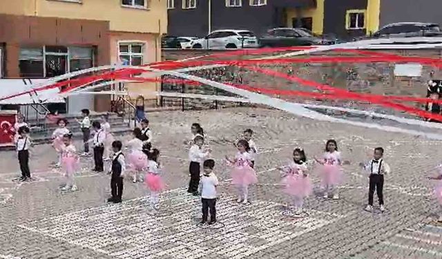 Öğretmenin üzerine tabela düştü