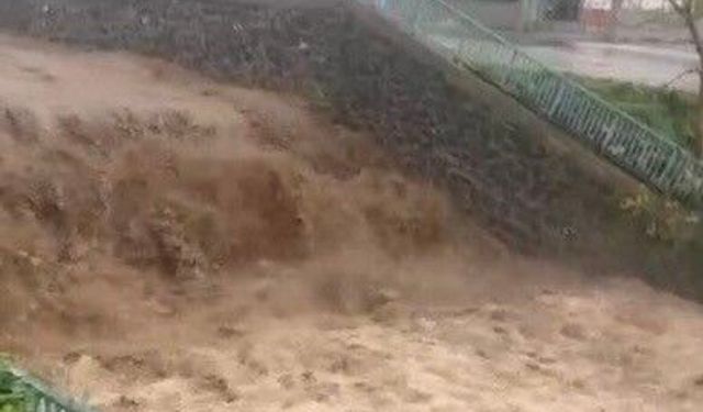 Osmaniye'de yağış felaketi: Yollar kapandı, ulaşım aksadı