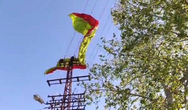 Yamaç paraşütü pilotu iniş sırasında elektrik tellerine takıldı