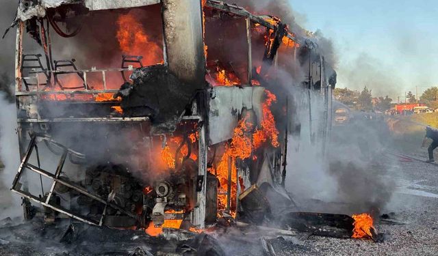 Otobüs alev topuna döndü, yolcular son anda kurtuldu