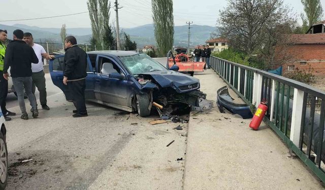 Otomobil ile traktör çarpıştı: 3 yaralı