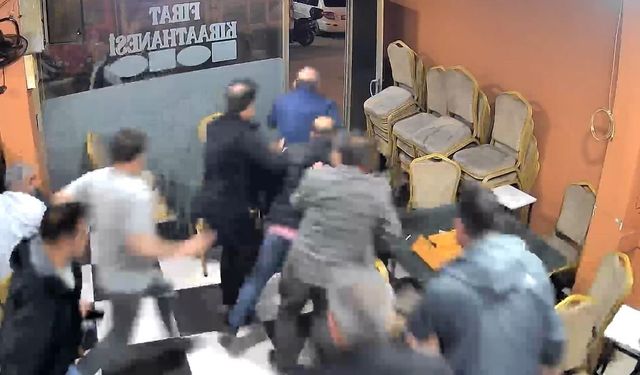 Otomobilden çıkan yüksek ses camları titretti kahvehanedekiler deprem korkusu yaşadı