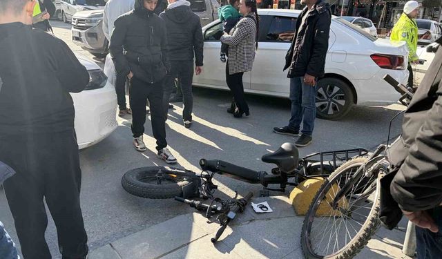 Otomobille çarpışan elektrikli bisiklet sürücüsü yaralandı