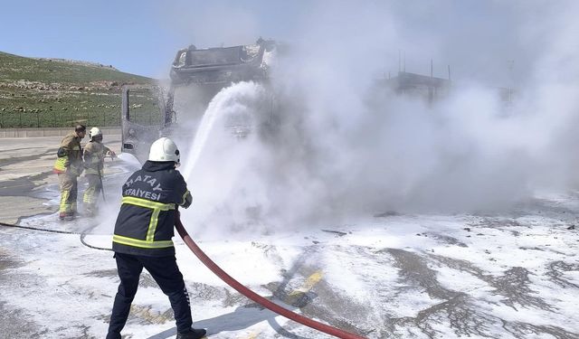 Park halindeki tır alevlere teslim oldu