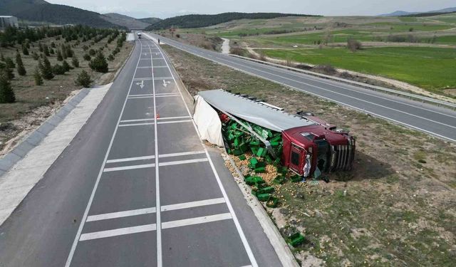 Patates yüklü tır devrildiği kazada 3 kişi yaralandı