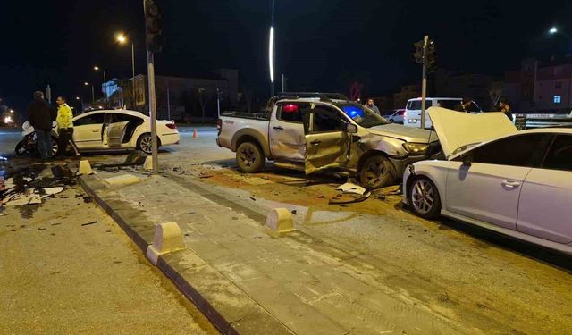 Pikap ile otomobilin çarpıştığı kazada ortalık savaş alanına döndü